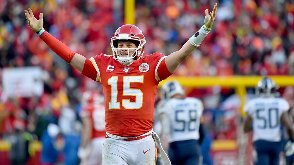  Patrick Mahomes festeja un pase de TD contra Titans