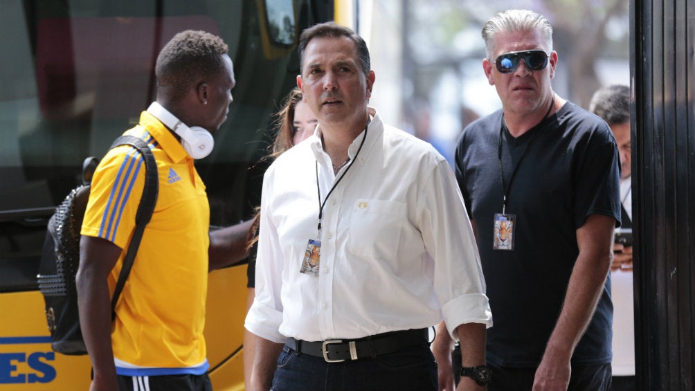 Miguel Ángel Garza saliendo del autobús de Tigres