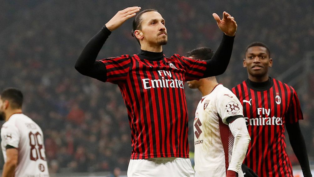 Zlatan Ibrahimovic festeja su gol ante el Torino