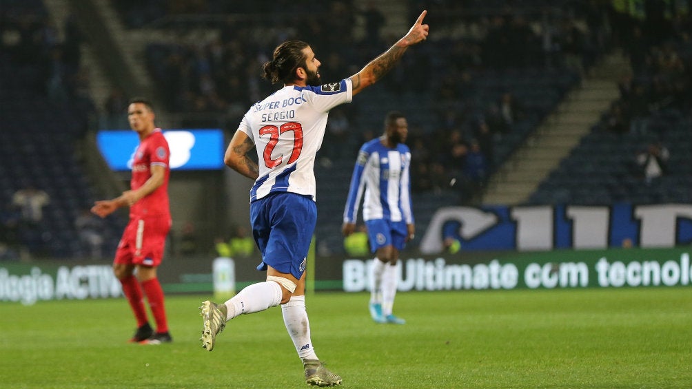 Sergio Oliveira celebrando el gol de la victoria para Porto