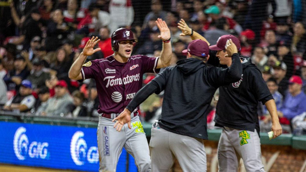 Jugadores de Tomateros festejan la victoria