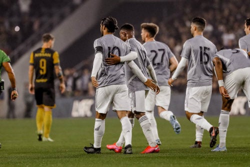 Jugadores del LAFC festejan un gol ante Peñarol