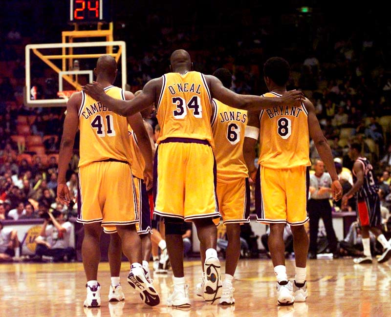 O'Neal abraza a Elden Campbell y Kobe Bryant en 1999