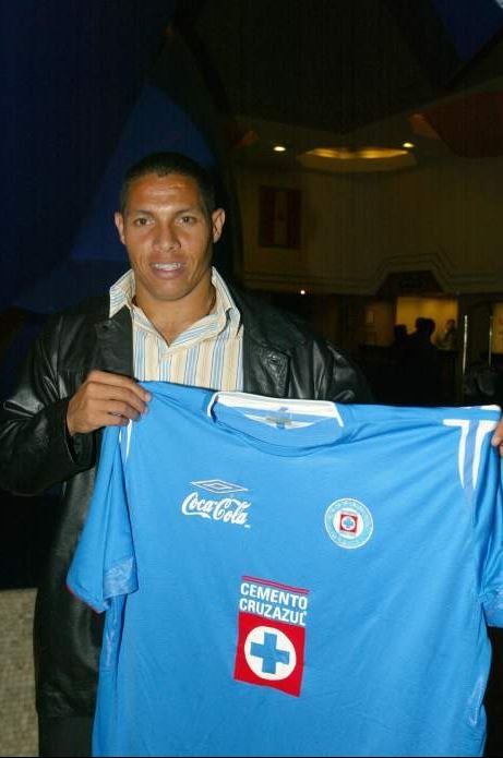 Martín Arzuaga con la playera celeste