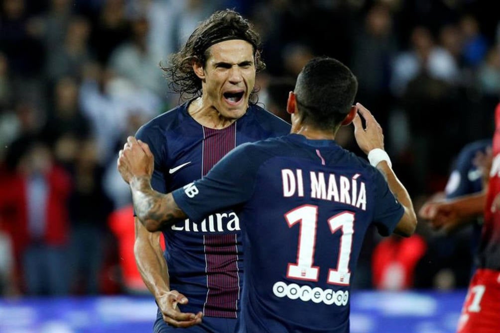 Cavani celebra un gol con Di Maria 