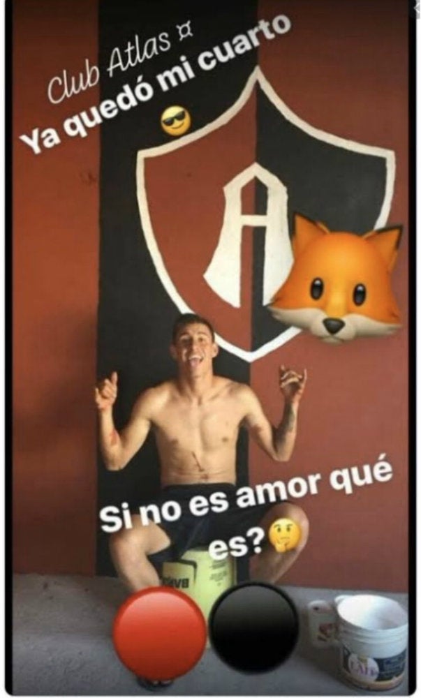 Cristian Calderón junto al escudo del Atlas