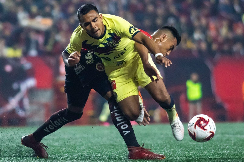 Escoboza disputa un balón en el juego vs Xolos