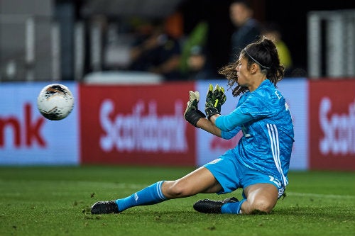 Emily Alvarado ataja un disparo durante el partido