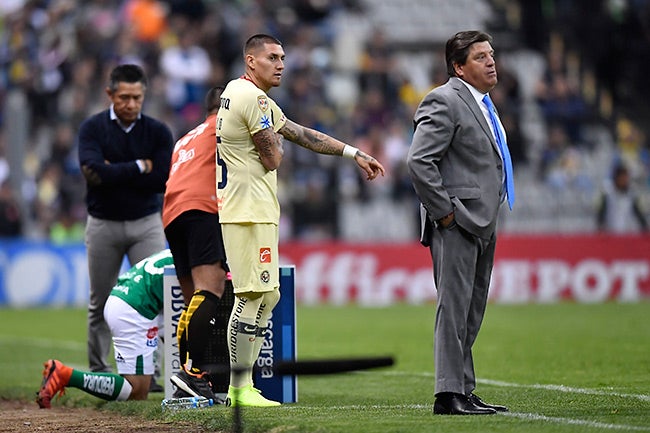 Castillo, antes de entrar al campo en un partido del América