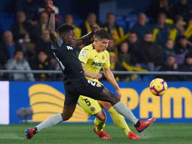 Cáseres pelea el balón en un juego del Villarreal