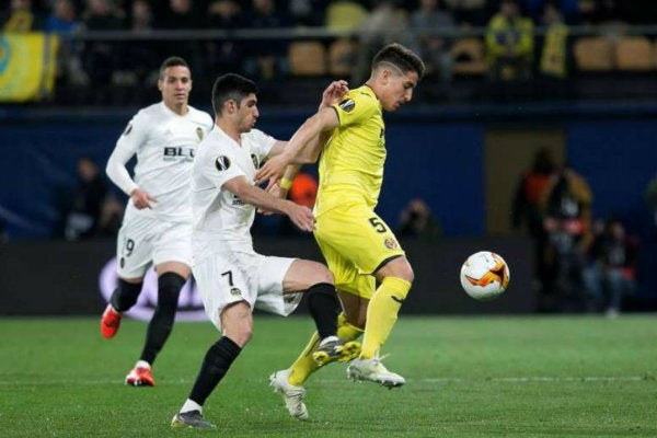 Santiago Cáseres en acción con Villareal