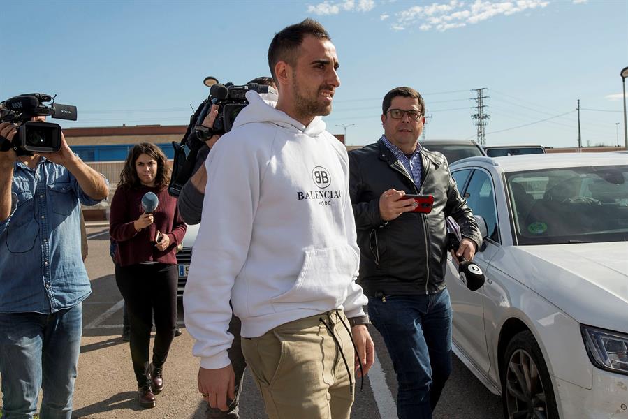 Paco Alcácer arriba a las oficinas del Villarreal