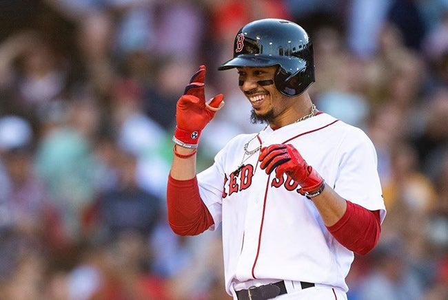 Betts celebra con los Red Sox