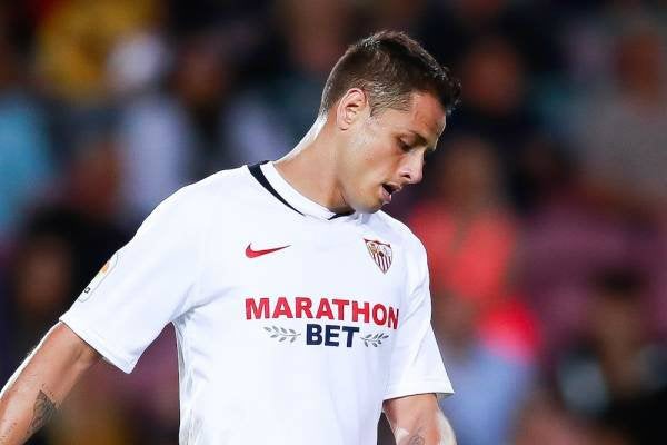 Chicharito en partido con Sevilla