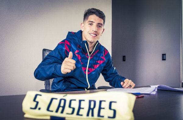 Santiago Cáseres firmando contrato con América