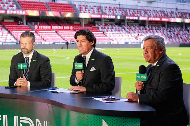 Puente, durante un partido de la Liga MX con TUDN