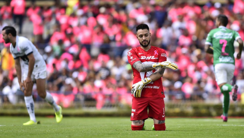 Alfredo Saldívar lamentándose en un partido con Pumas