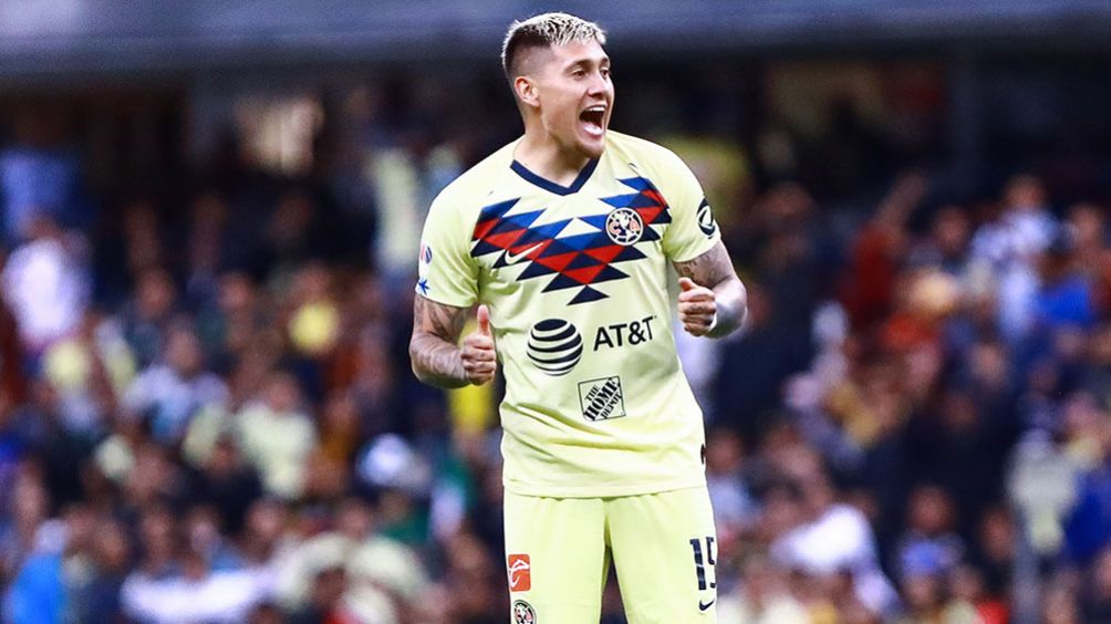 Nico Castillo durante un juego con el América