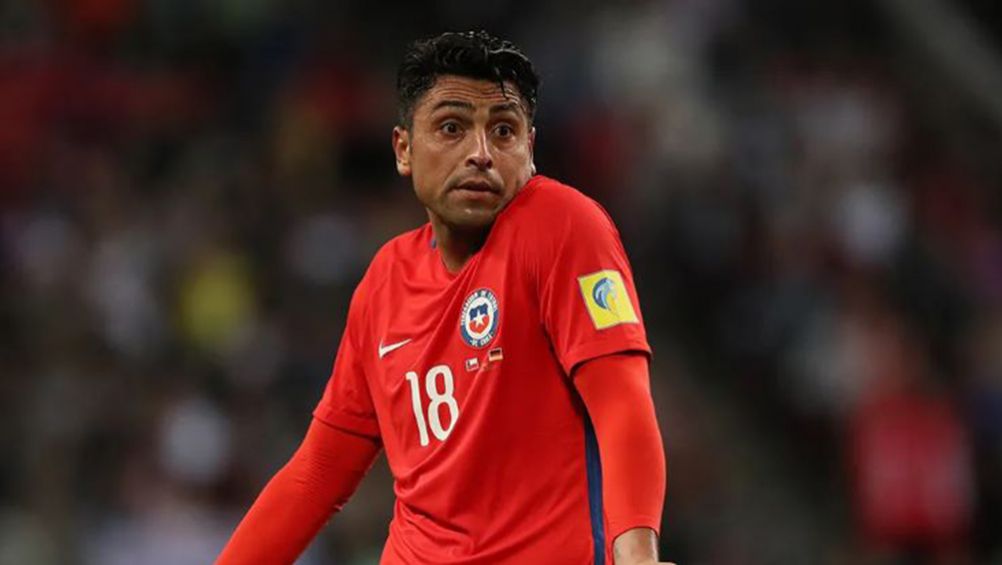 Jara durante un duelo con la Selección de Chile