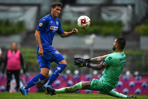 Santiago Giménez en partido con Cruz Azul