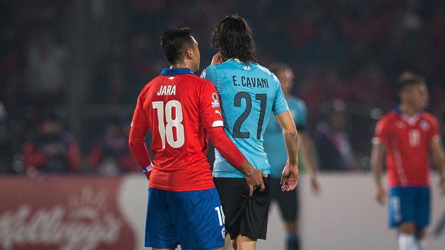 Jara le mete el dedo a Cavani en un duelo Chile vs Uruguay