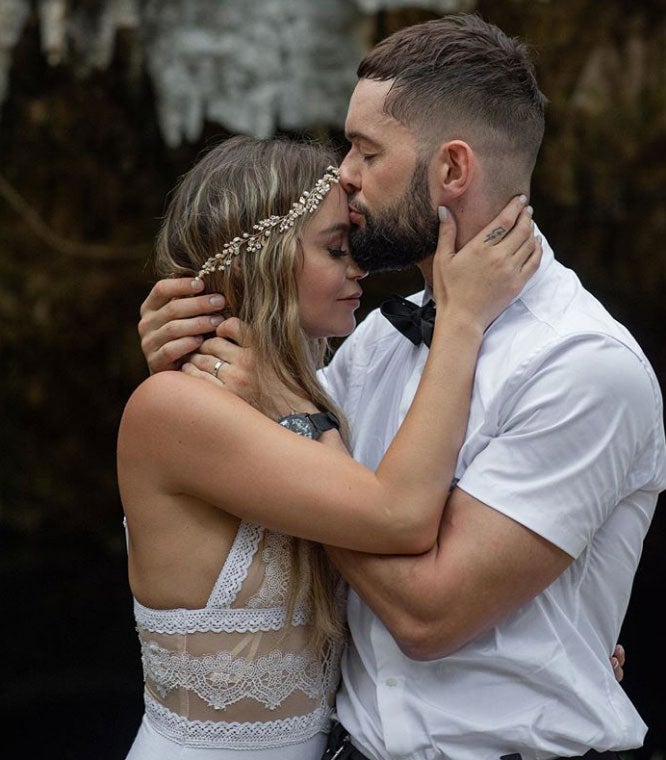 La conductora y Finn Bálor, durante su boda