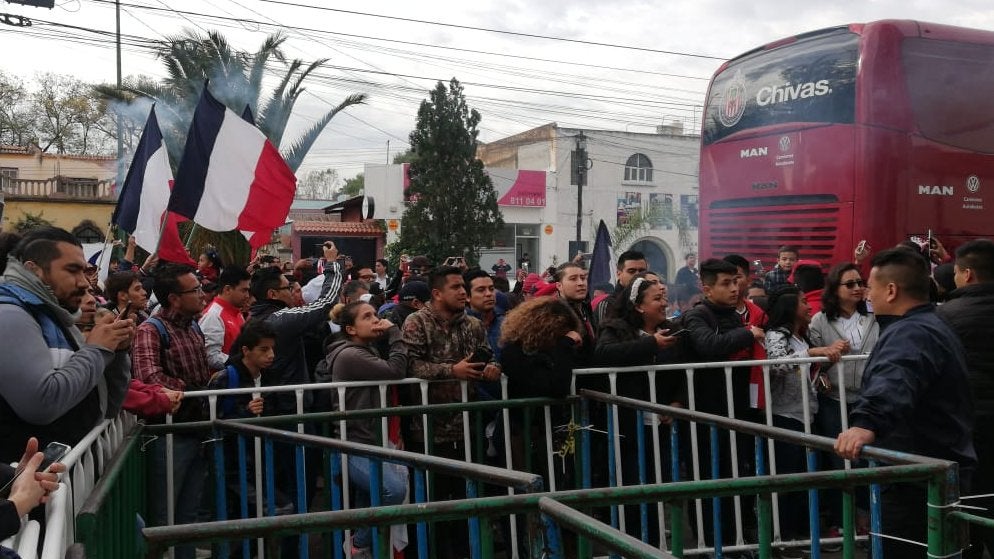  Afición a fuera del hotel de concentración