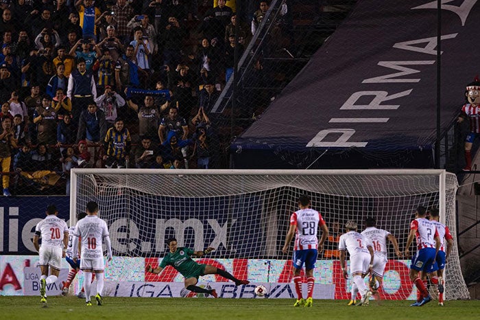 Nicolás Ibáñez cobra un penalti