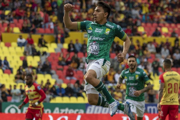 Ángel Mena celebrando su anotación con León