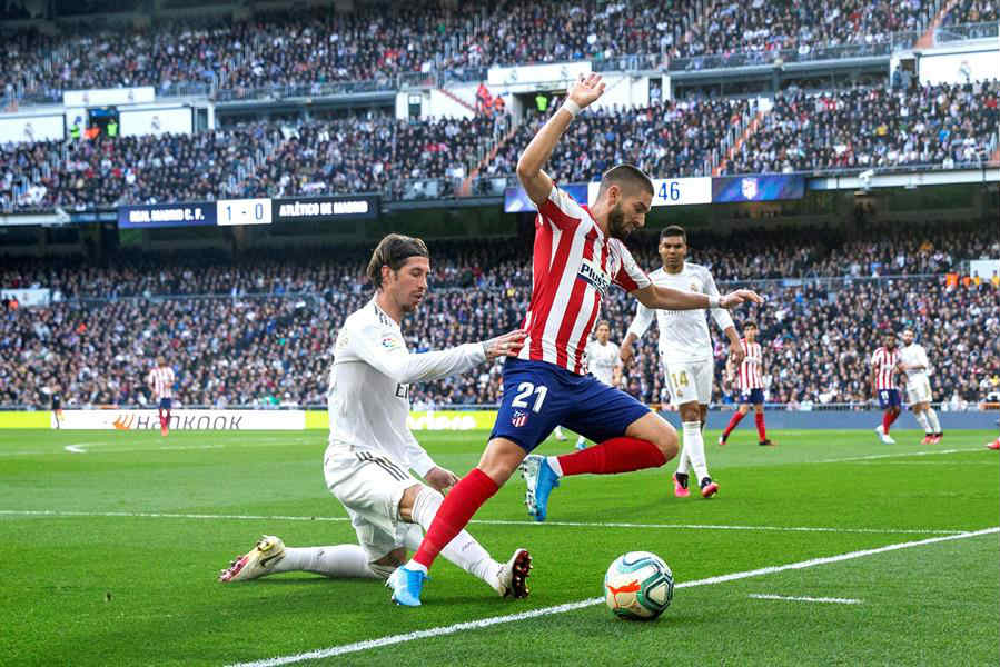 Sergio Ramos durante el derbi contra Atlético de Madrid