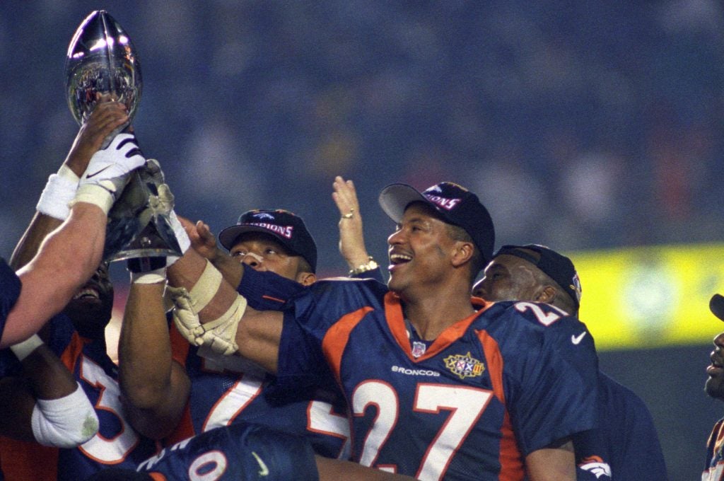 Steve Atwater levanta el trofeo Vince Lombardi