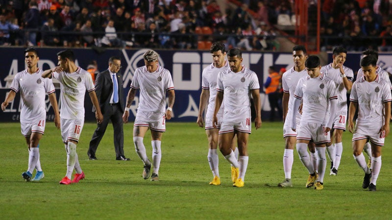 Jugadores de Chivas lamentan la igualada en el Alfonso Lastras 