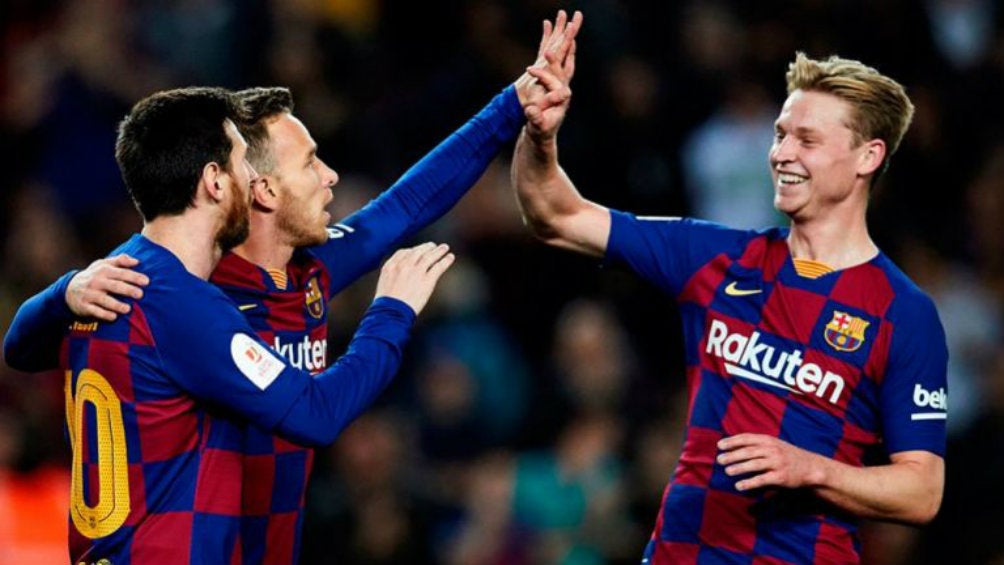 Arthur, Messi y Frenkie de Jong celebran un gol 