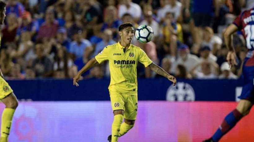 Leo Suárez en un duelo del Villarreal