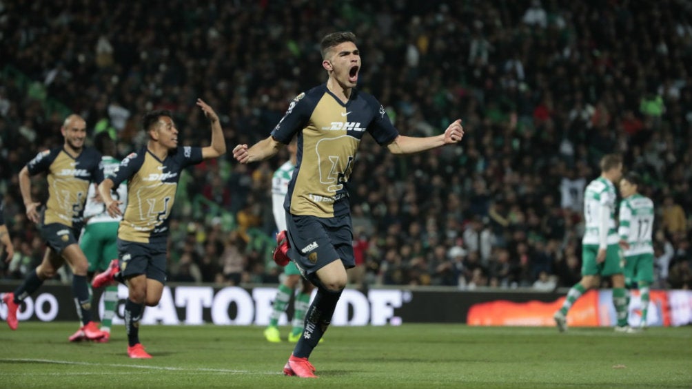 Pumas: Johan Vásquez festeja su gol ante Santos