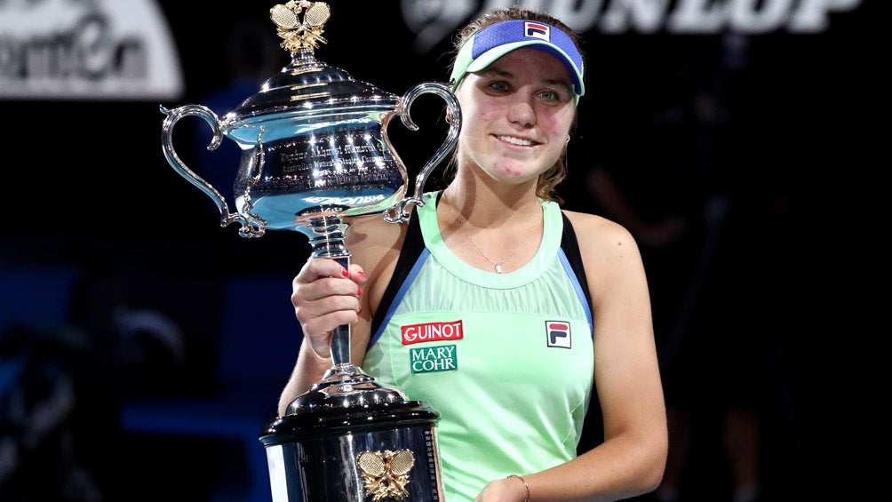 Sofia Kenin levanta el trofeo del Abierto de Australia 