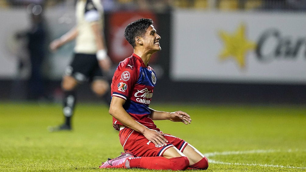 Uriel Antuna en lamento durante un partido con Chivas