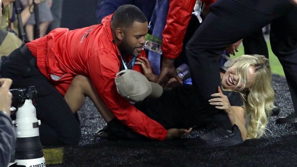 Mujer invade campo durante el Super Bowl LIV