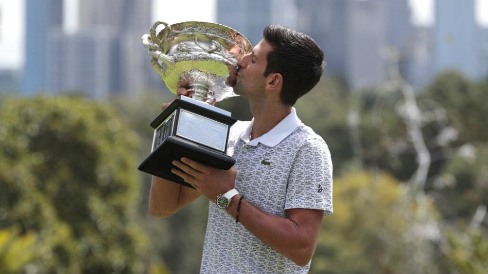 Novak Djokovic besa el trofeo del Abierto de Australia