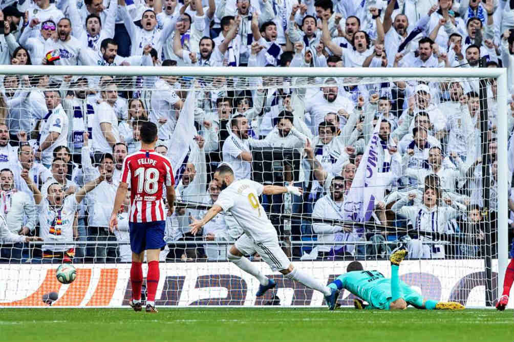 Benzema celebrando su gol ante el Atleti