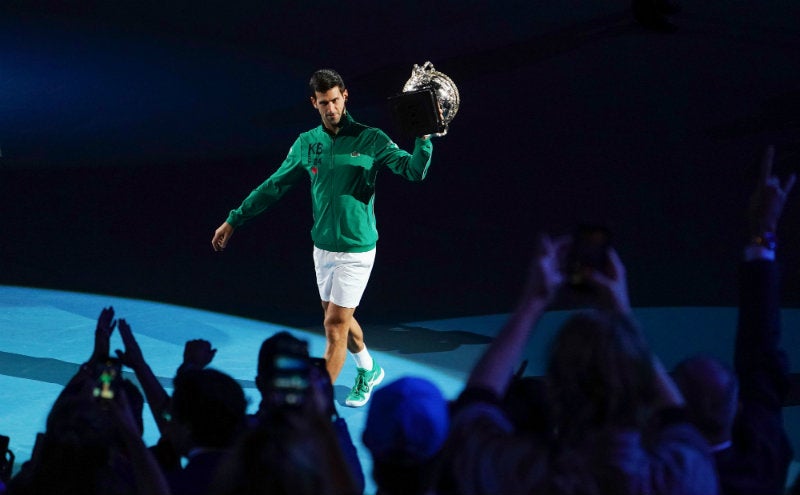 Djokovic alzando su trofeo del Grand Slam Australia