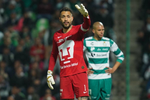 Alfredo Saldívar en acción ante Santos