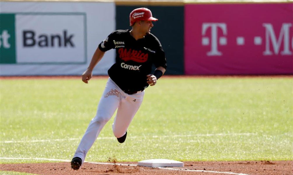 Dariel Álvarez de los Tomateros de Culiacán de México anota la segunda carrera contra los Astronautas de Chiriquí de Panamá