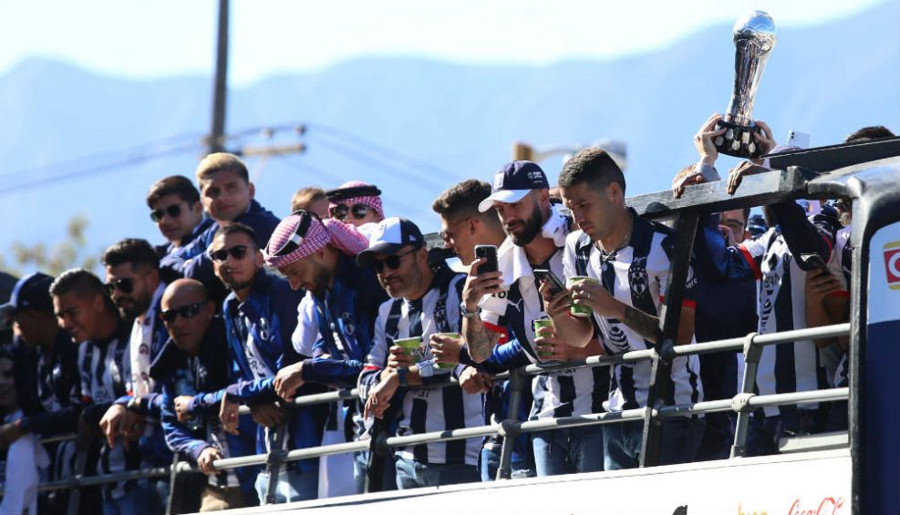 Rayados celebrando con su afición 