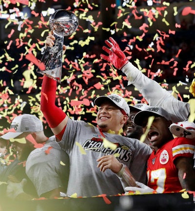 El quarterback de los Chiefs levanta el trofeo Vince Lombardi