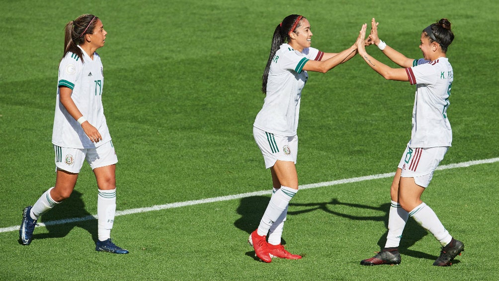 Jugadoras de la Selección Mexicana Femenil celebrando un gol