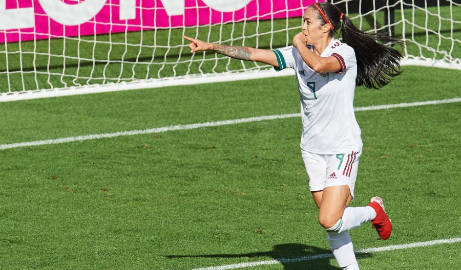 Renae Cuéllar celebrando un gol con el Tri Femenil