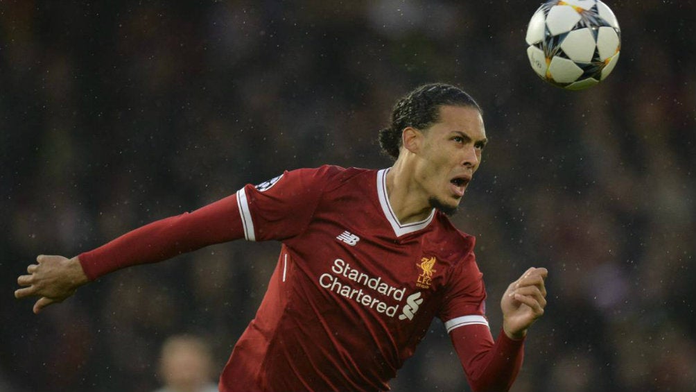 Virgil Van Dijk corta un balón con la cabeza 