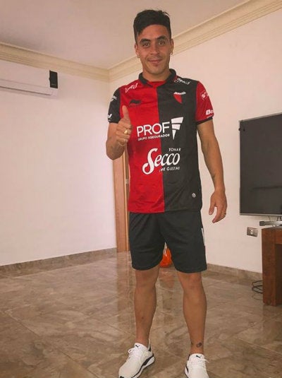 Brian Fernández con una playera del Colón de Santa Fe