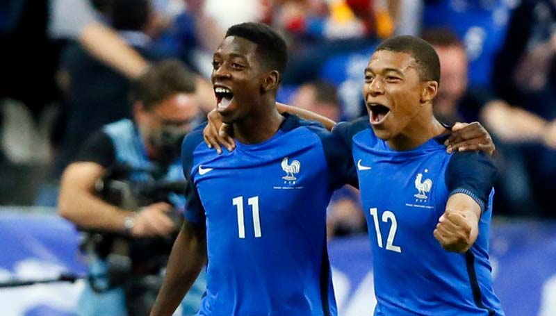 Dembélé y Mbappé celebran un gol  en Francia 